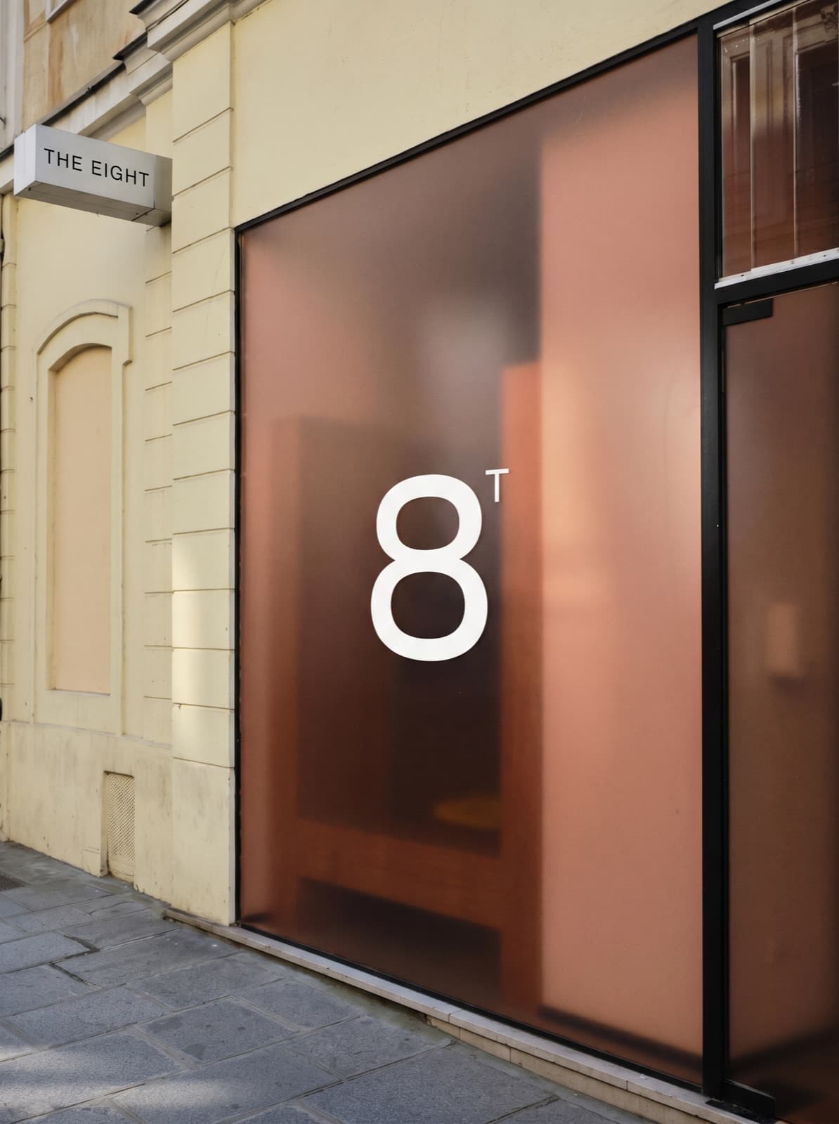 La devanture THE EIGHT — 14 rue Léonard de Vinci, Paris XVIᵉ
